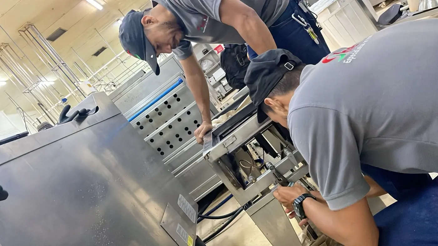 Técnicos Sherbim realizando mantenimiento a equipo de cocina